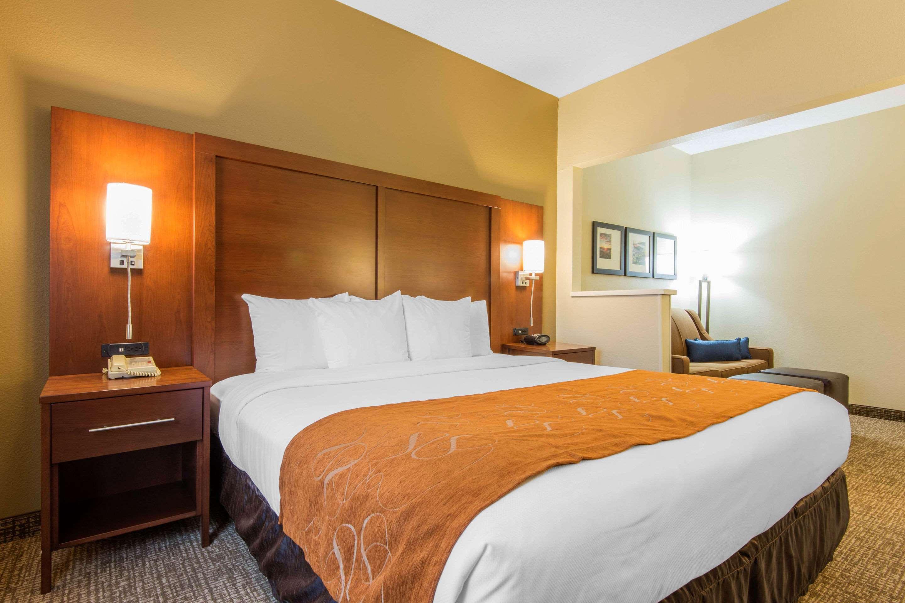 Comfort Suites Rochester Henrietta University Area Bagian luar foto