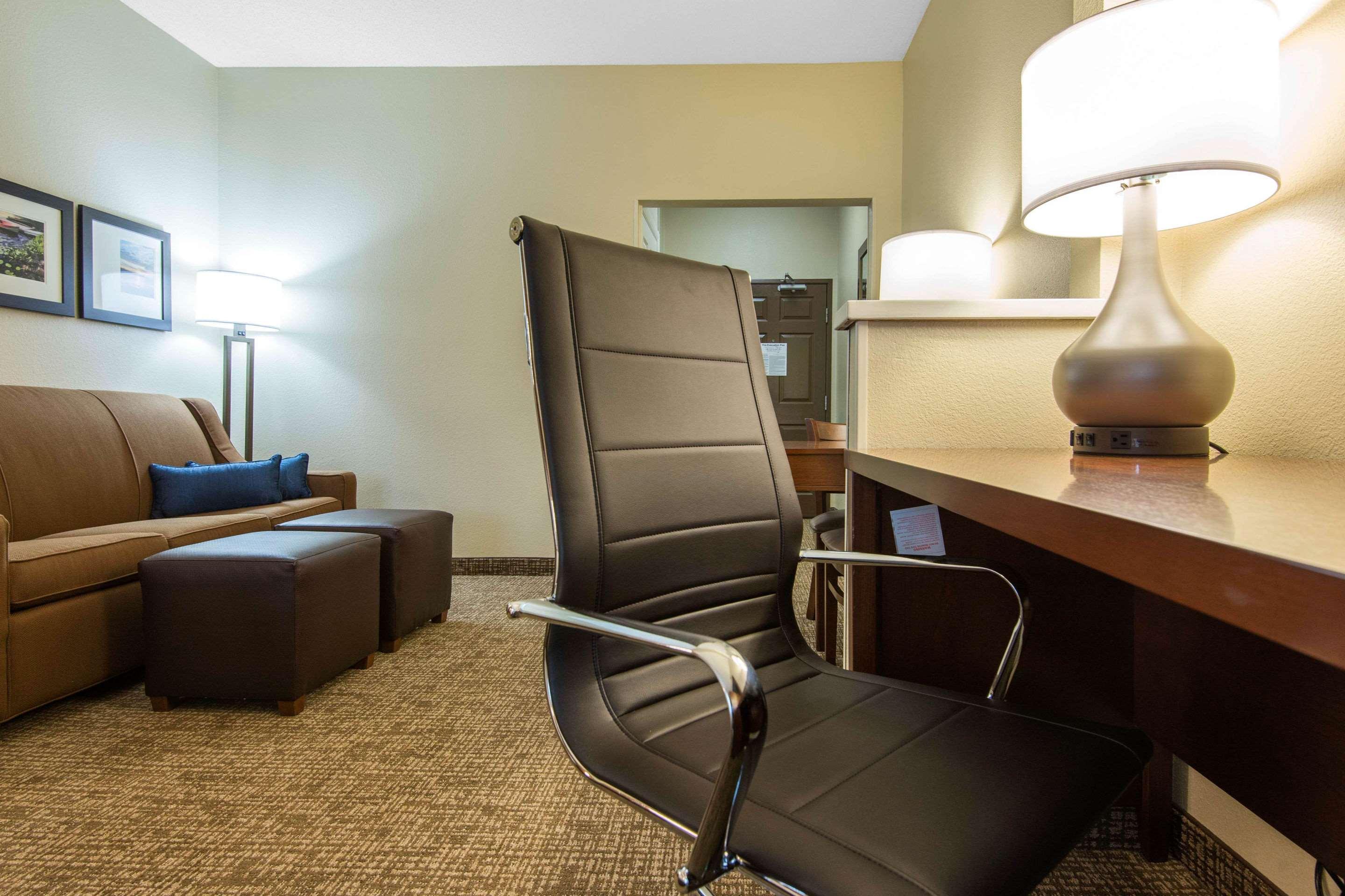 Comfort Suites Rochester Henrietta University Area Bagian luar foto