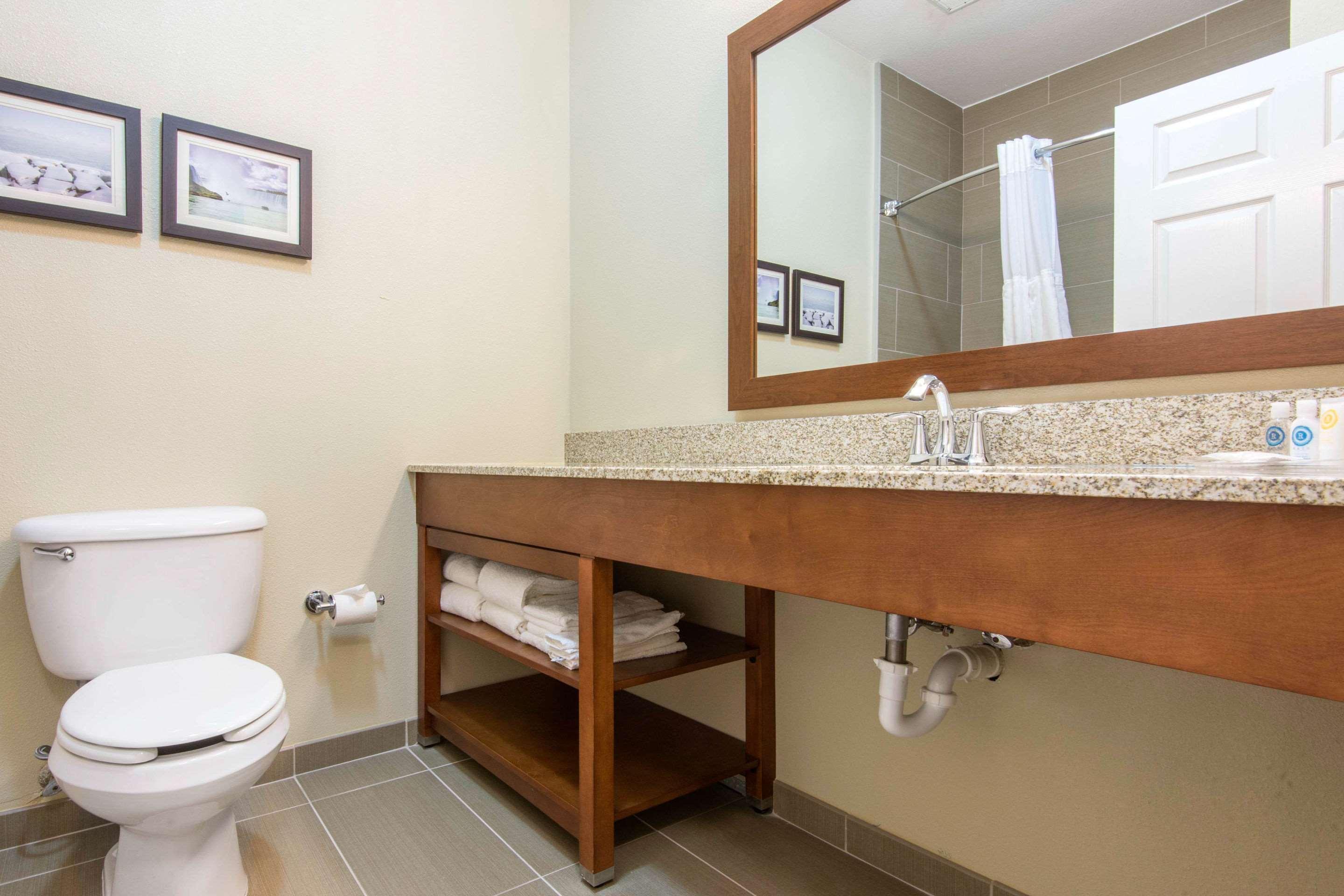 Comfort Suites Rochester Henrietta University Area Bagian luar foto