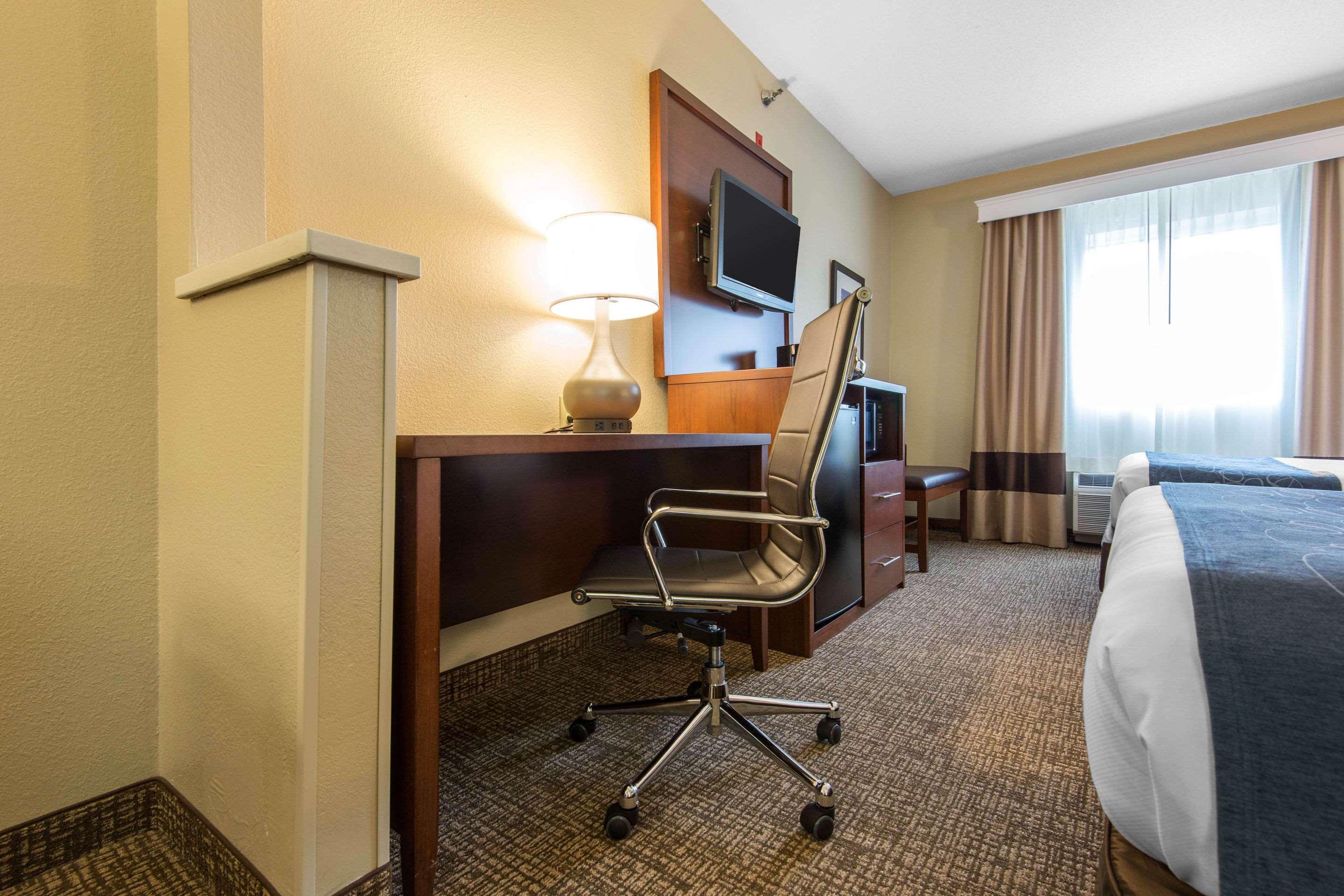 Comfort Suites Rochester Henrietta University Area Bagian luar foto