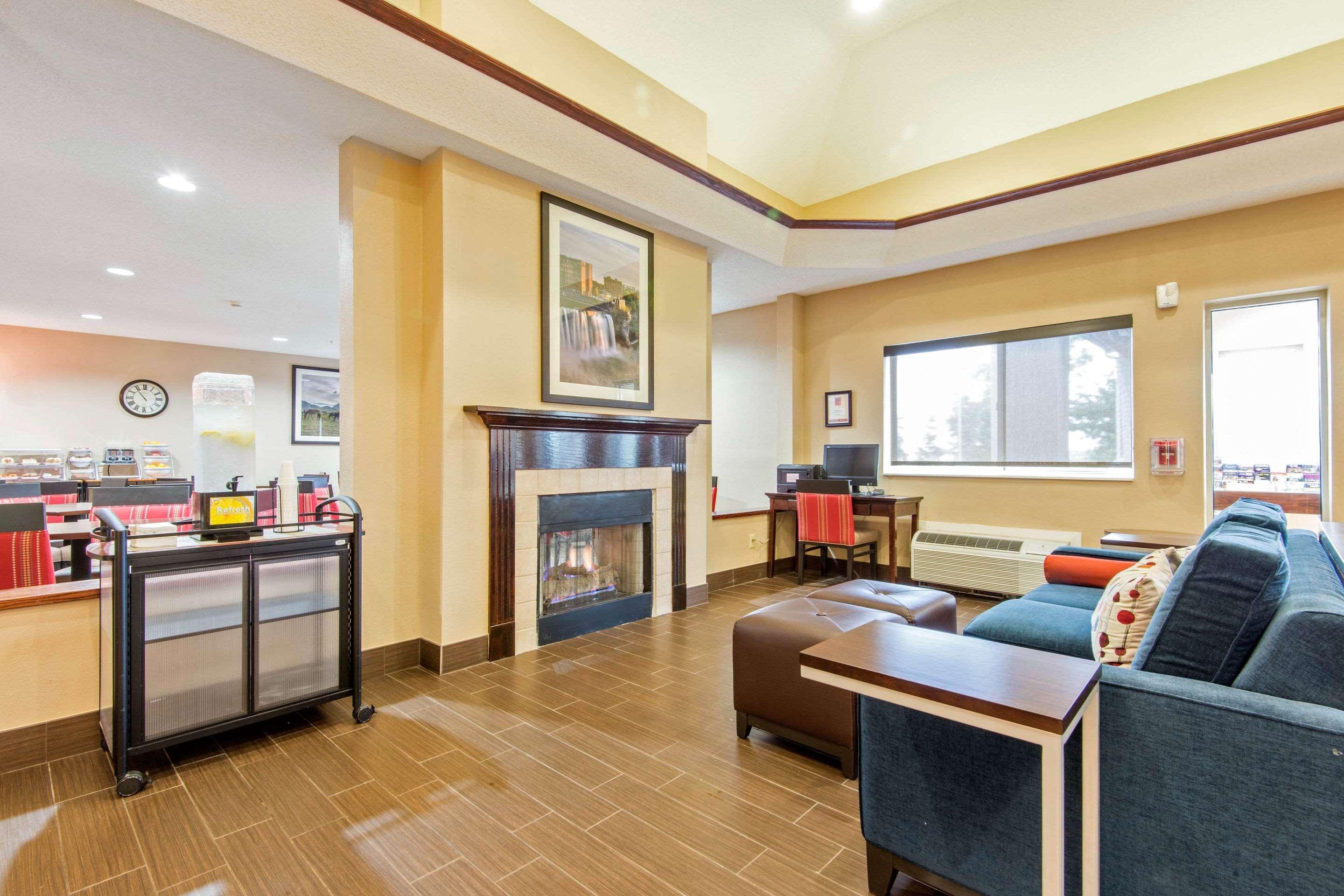 Comfort Suites Rochester Henrietta University Area Bagian luar foto
