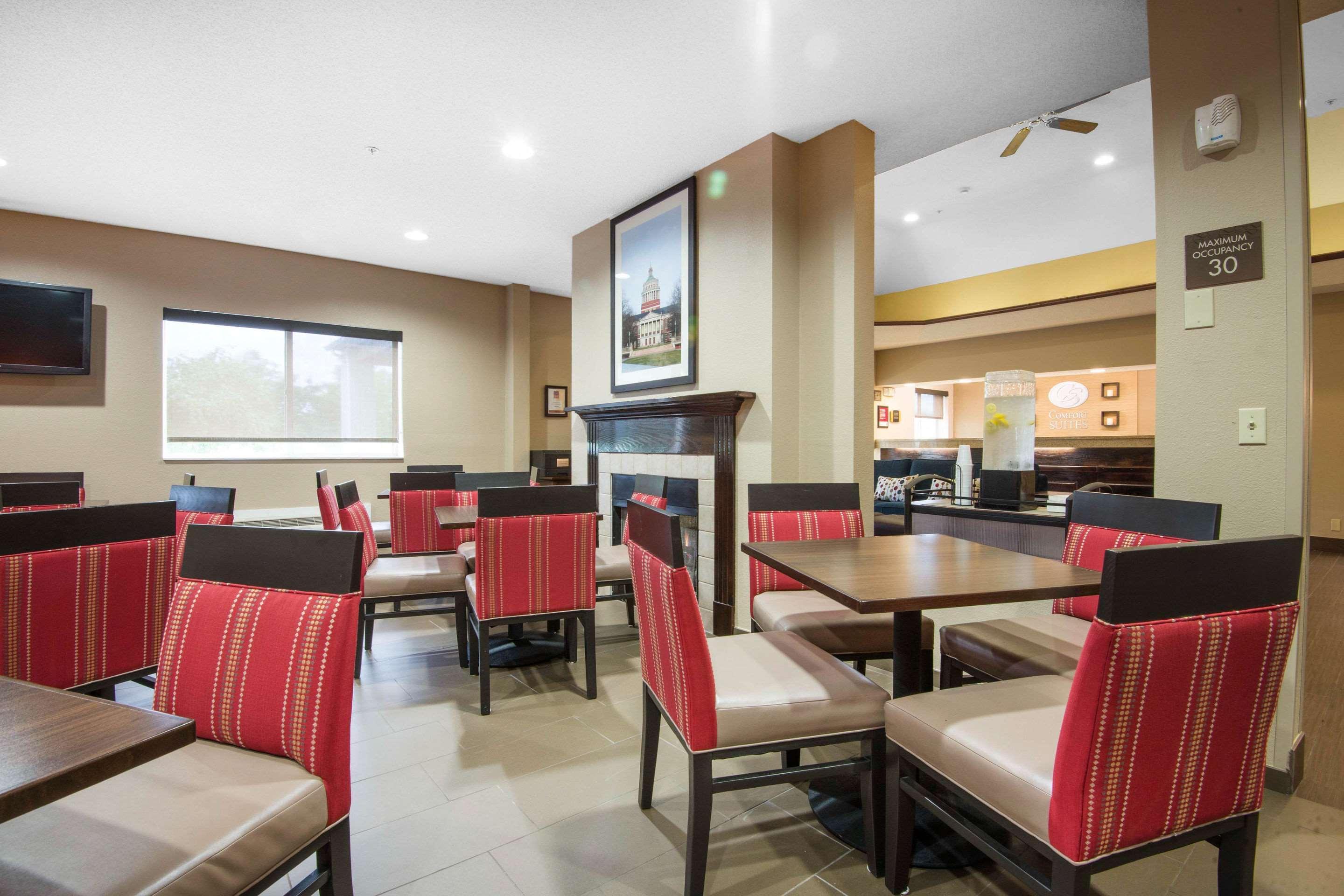 Comfort Suites Rochester Henrietta University Area Bagian luar foto