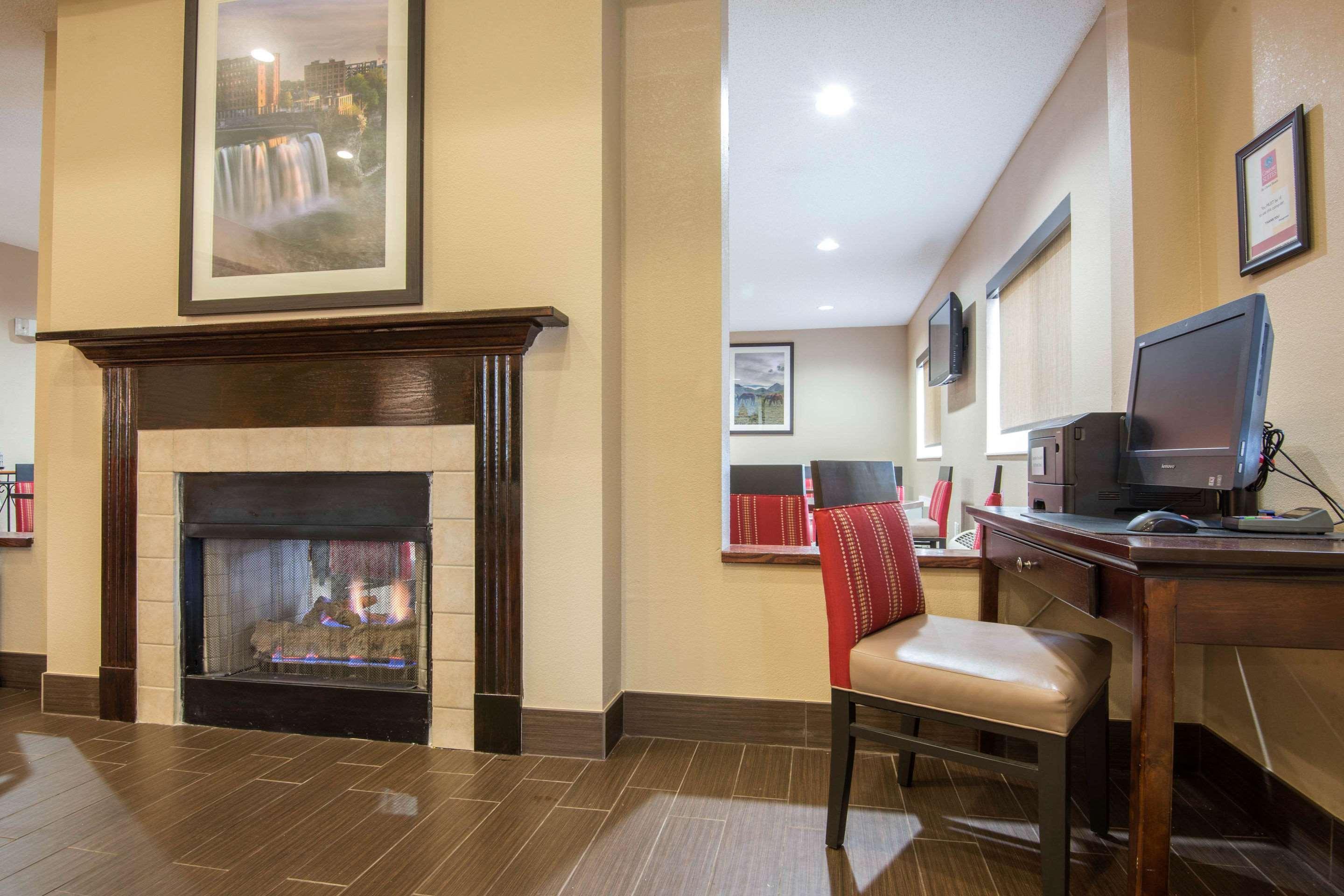 Comfort Suites Rochester Henrietta University Area Bagian luar foto