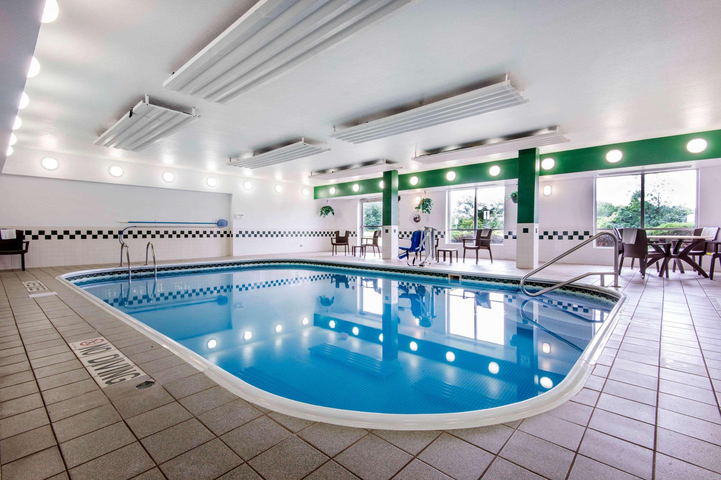 Comfort Suites Rochester Henrietta University Area Bagian luar foto