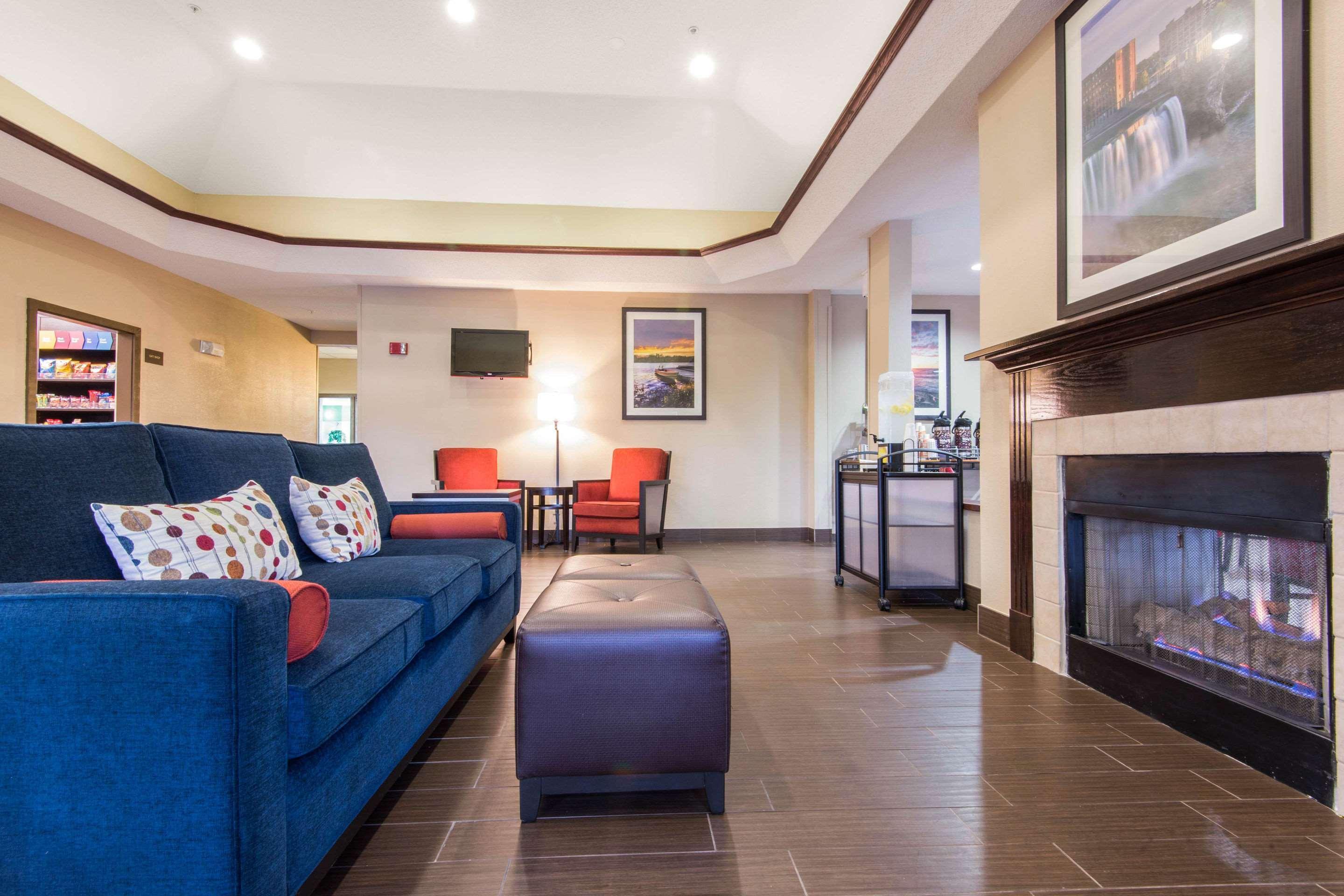 Comfort Suites Rochester Henrietta University Area Bagian luar foto