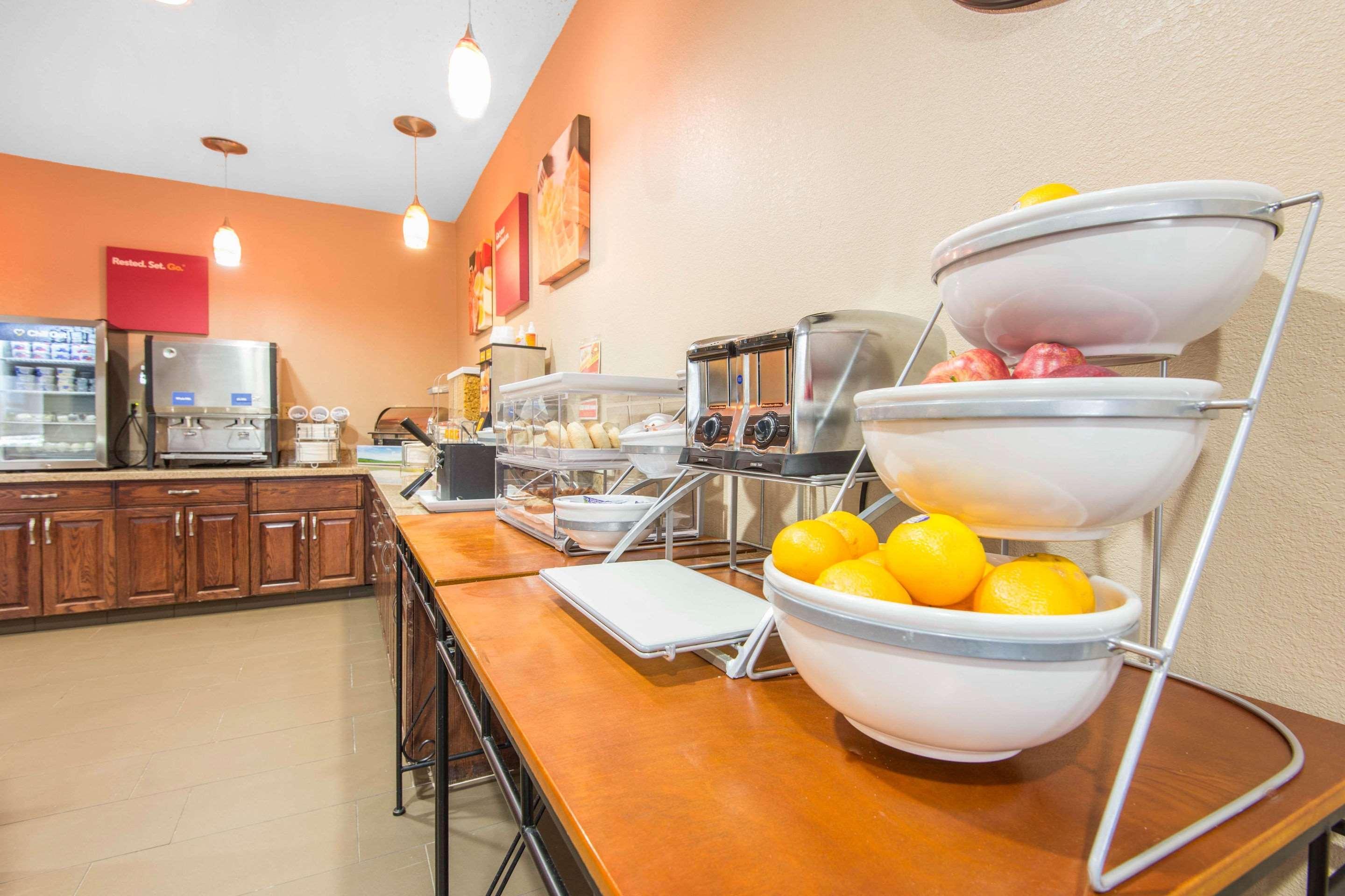 Comfort Suites Rochester Henrietta University Area Bagian luar foto