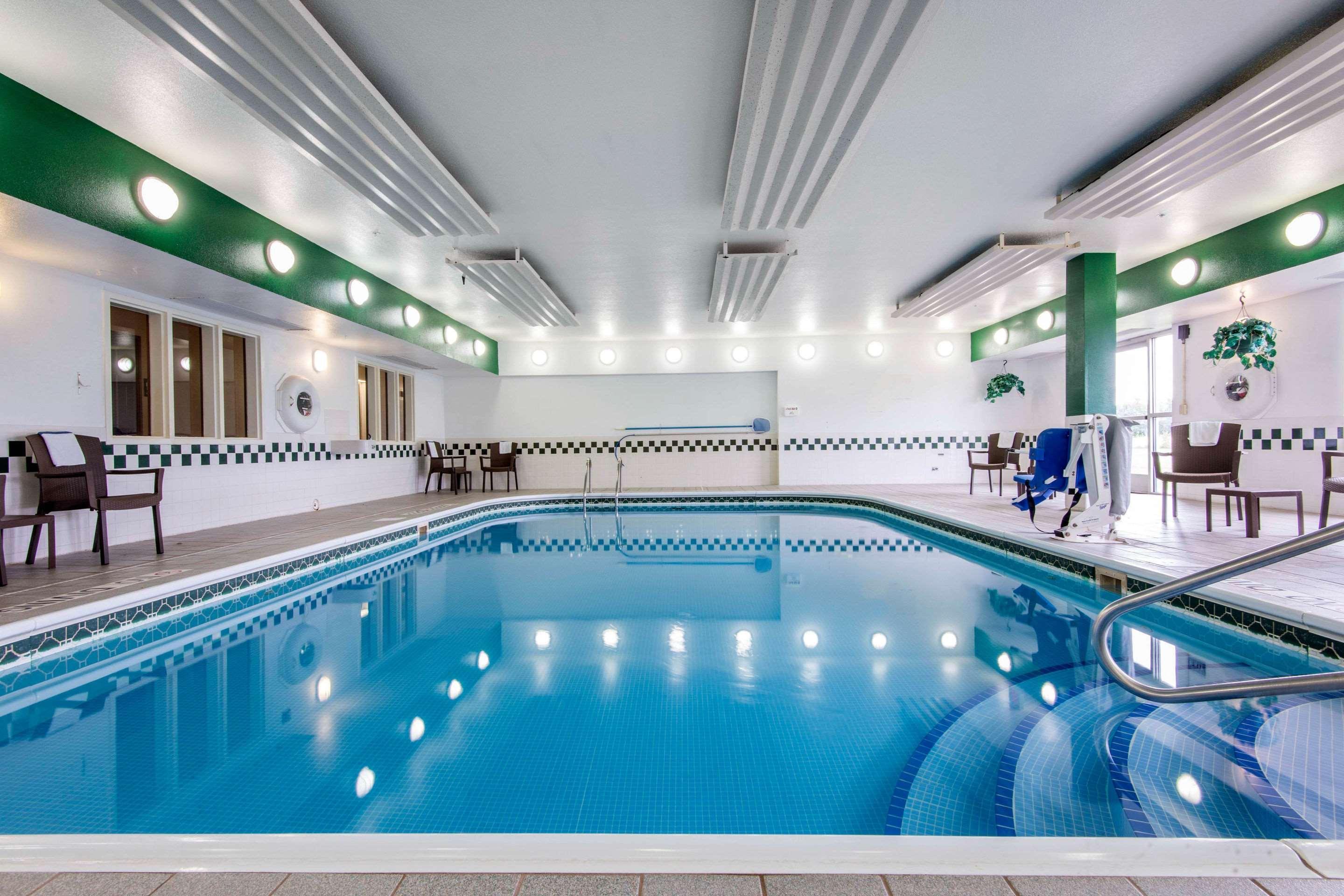 Comfort Suites Rochester Henrietta University Area Bagian luar foto